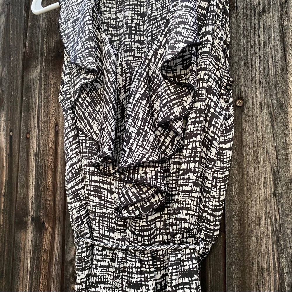 Forever 21 black & white dress w/ front ruffles👗